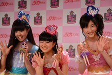 左から田口華、堀内まり菜、野津友那乃。