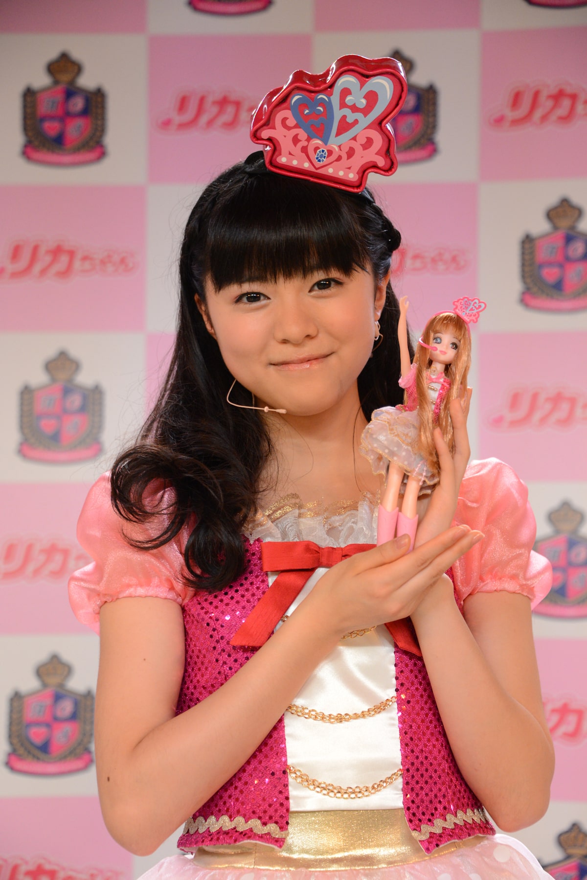 堀内まり菜 田口華 野津友那乃がリカちゃんとダンス 音楽ナタリー 堀内まり菜 田口華 野津友那乃がリカちゃんとダンス 音楽ナタリー