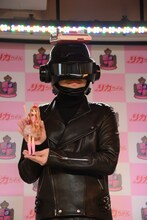 「リッチウェーブ×LICCA」を持つサカモト教授。