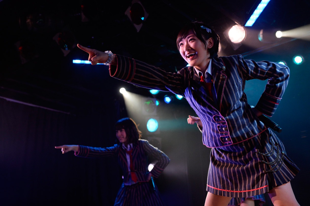 生駒里奈（手前） (c)AKS