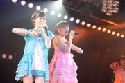 左から生駒里奈、渡辺麻友。 (c)AKS