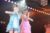 左から生駒里奈、渡辺麻友。 (c)AKS