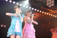左から生駒里奈、渡辺麻友。 (c)AKS
