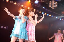 左から生駒里奈、渡辺麻友。 (c)AKS