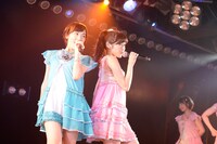 左から生駒里奈、渡辺麻友。 (c)AKS