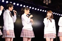 左から生駒里奈、渡辺麻友、小笠原茉由。 (c)AKS