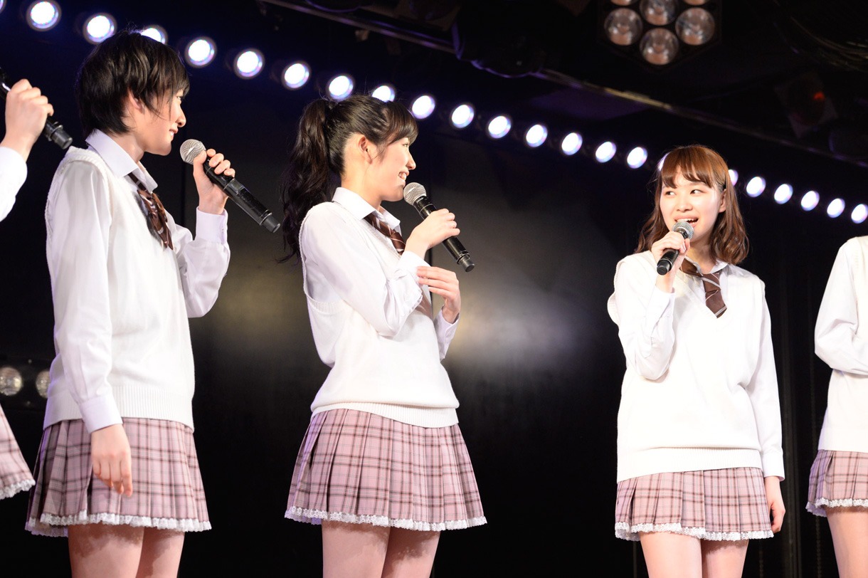 左から生駒里奈、渡辺麻友、小笠原茉由。 (c)AKS
