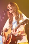 片平里菜、1年ぶり弾き語りツアーで全国22会場を巡回