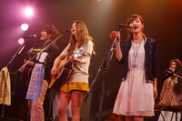 「Goose house×片平里菜 Special Live “連休頃、遊びにおいでよ”」の様子。