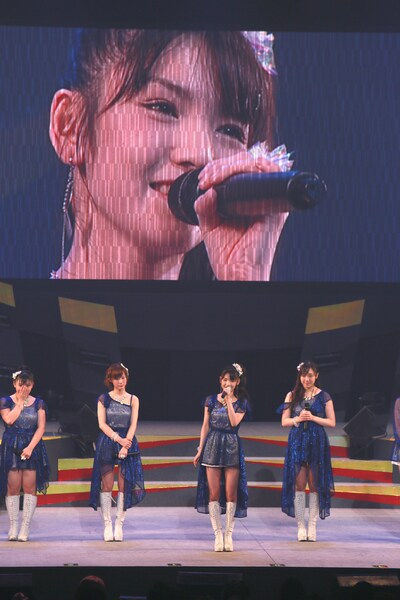 MCを行う道重さゆみ（右から2番目）。