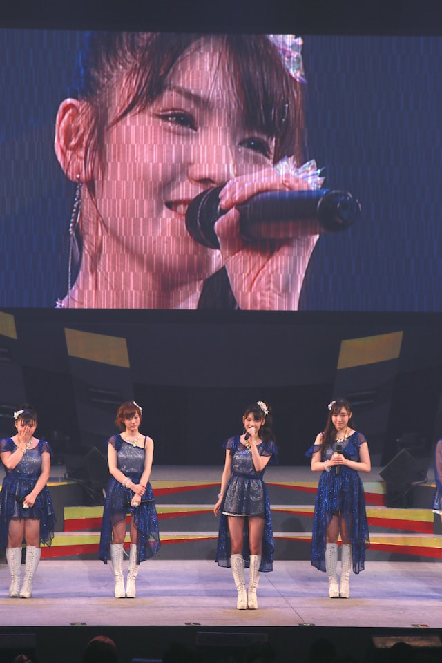 MCを行う道重さゆみ（右から2番目）。