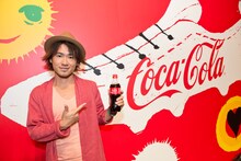 自身のネームボトルを手にするナオト・インティライミ