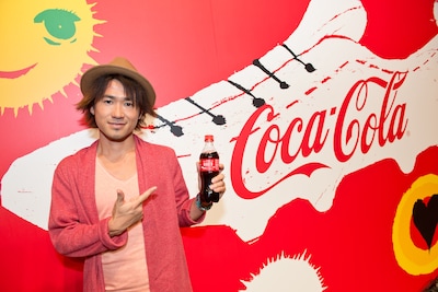 自身のネームボトルを手にするナオト・インティライミ