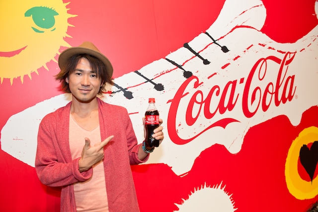 自身のネームボトルを手にするナオト・インティライミ