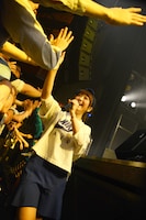 ステージを飛び降り客席へと向かうEspeciaの冨永悠香。