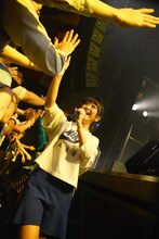 ステージを飛び降り客席へと向かうEspeciaの冨永悠香。