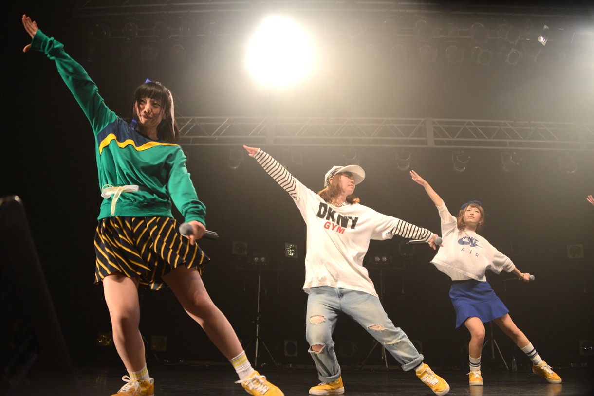 Especia。左から杉本暁音、三ノ宮ちか、冨永悠香。