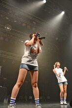 浮かれたサングラスで「そりゃ夏だ！」をスタートさせるlyrical schoolのayaka。