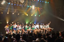 Negicco、lyrical school、Especiaの総勢15人によるラインダンス。