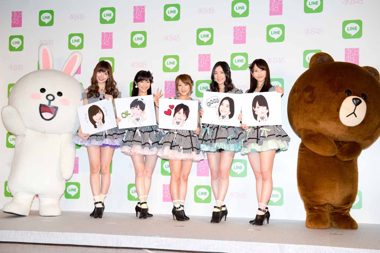 LINEマスコットキャラクターのコニー、ブラウンと記念撮影する小嶋陽菜、渡辺麻友、高橋みなみ、松井珠理奈、松井玲奈。