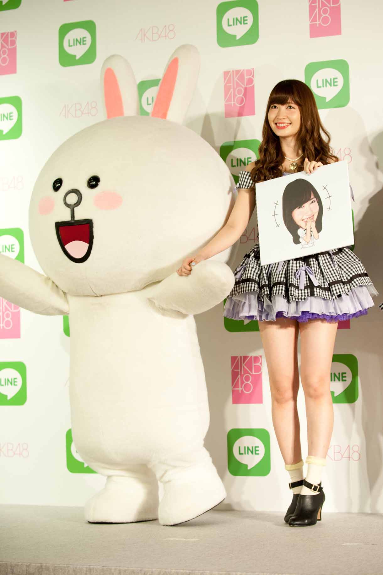 左からコニー、小嶋陽菜。