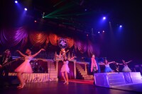 ステイダイゴールド、女性ダンサーとともに踊りながら歌うDAIGO。