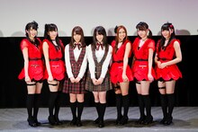 左から権田夏海、外崎梨香、川後陽菜、中田花奈、小泉遥、小島瑠那、小森ゆきの。