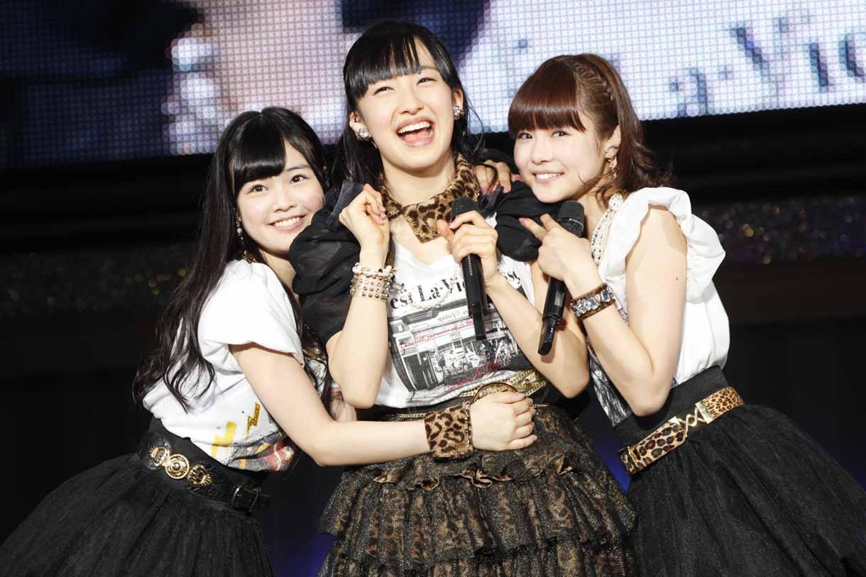 左から本村碧唯、田島芽瑠、穴井千尋。 (c)AKS