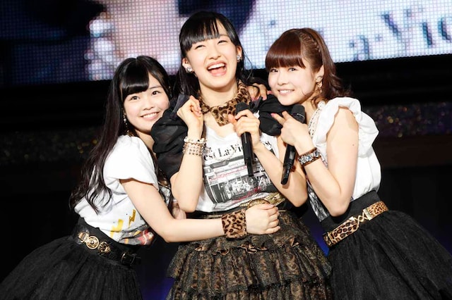 左から本村碧唯、田島芽瑠、穴井千尋。 (c)AKS