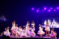 HKT48「HKT48アリーナツアー ～可愛い子にはもっと旅をさせよ～」ライブの様子。 (c)AKS