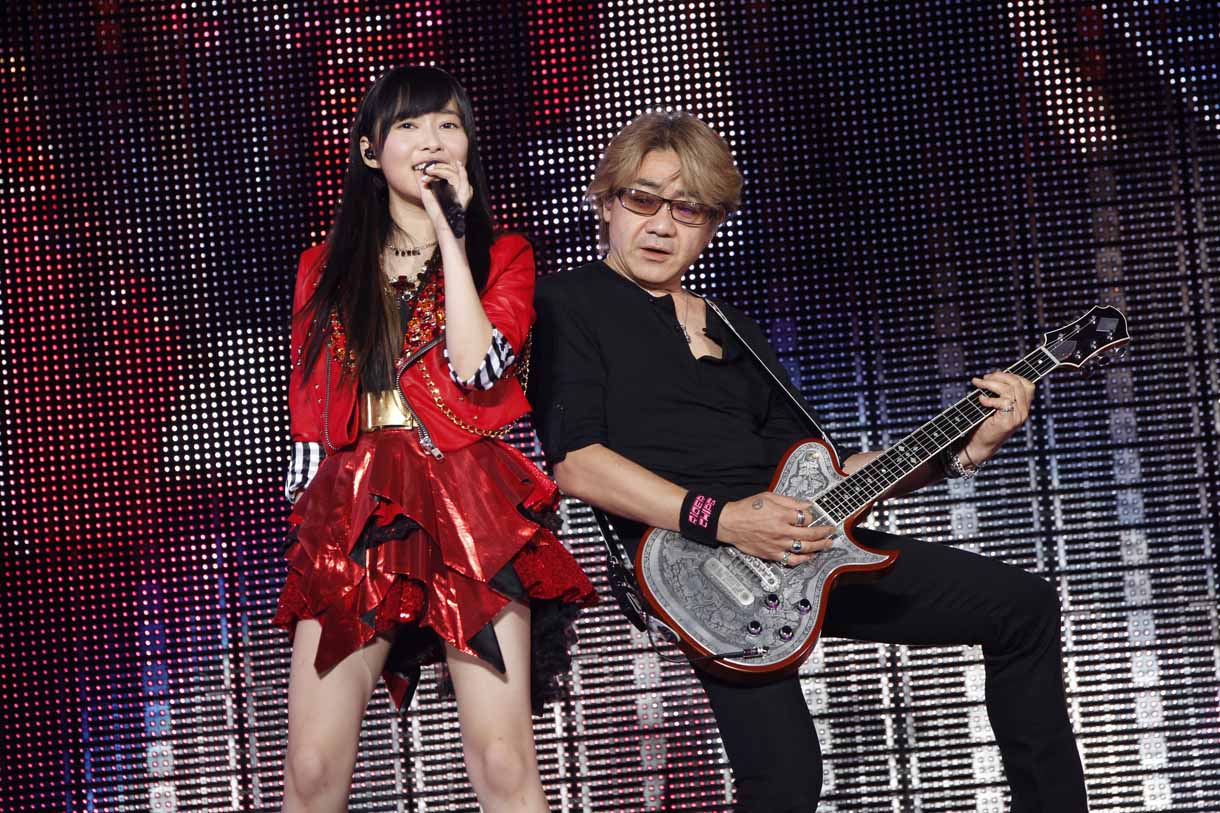 左から指原莉乃、野村義男。 (c)AKS