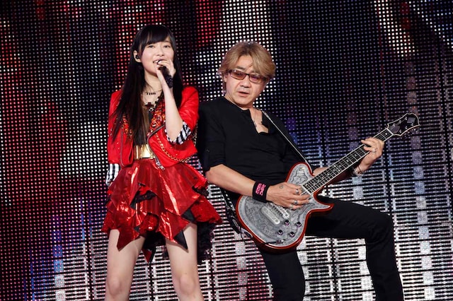 左から指原莉乃、野村義男。 (c)AKS