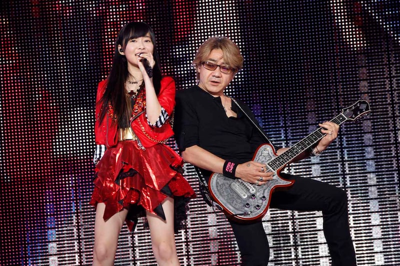 左から指原莉乃、野村義男。 (c)AKS