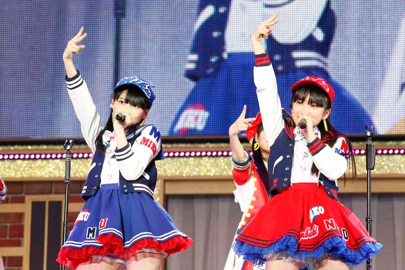 左から田中美久、矢吹奈子。 (c)AKS