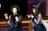 左から兒玉遥、宮脇咲良。 (c)AKS