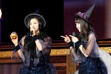 左から兒玉遥、宮脇咲良。 (c)AKS