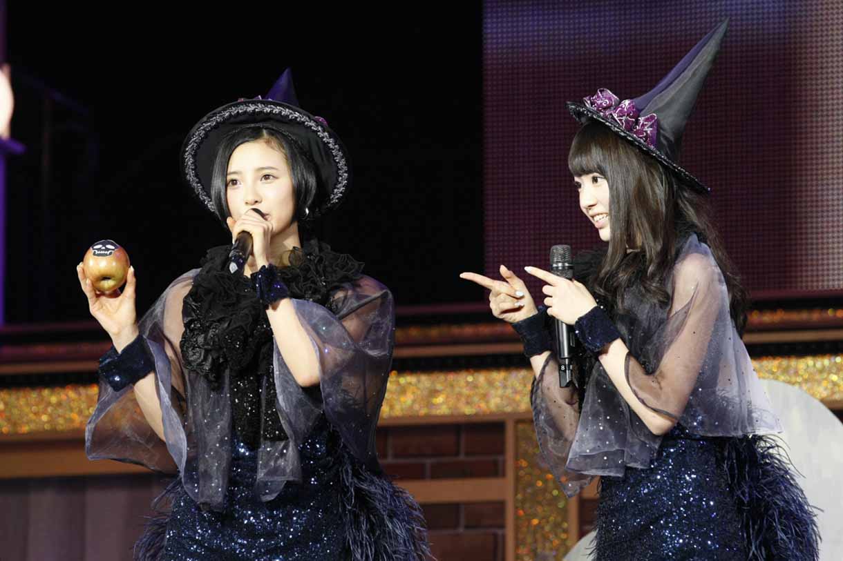 左から兒玉遥、宮脇咲良。 (c)AKS