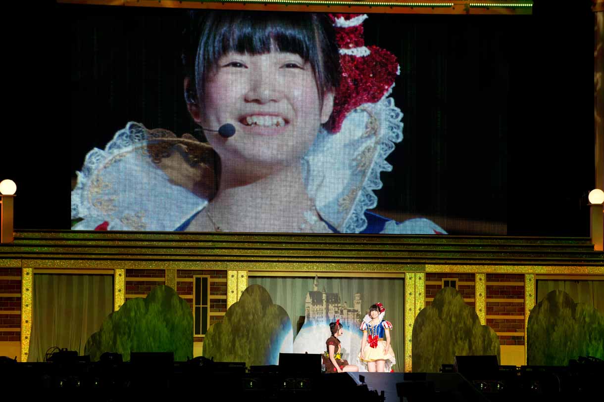 白雪姫を演じる朝長美桜。