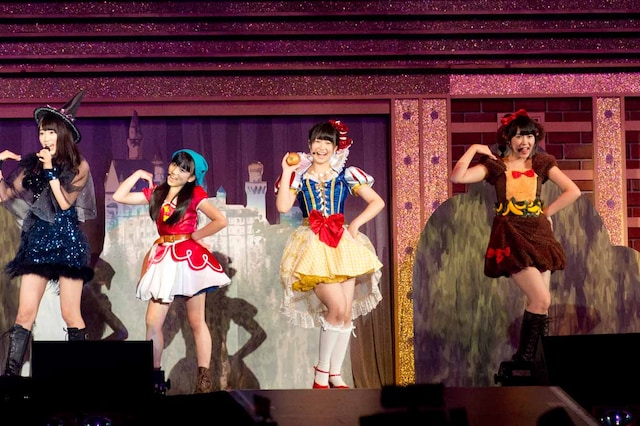 左から宮脇咲良、矢吹奈子、朝長美桜、多田愛佳。