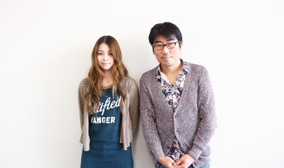 左から片平里菜、亀田誠治。