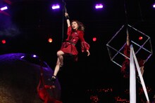 「UZA」のパフォーマンスでフライングに挑戦したAKB48。(c)AKS