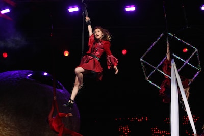 「UZA」のパフォーマンスでフライングに挑戦したAKB48。(c)AKS