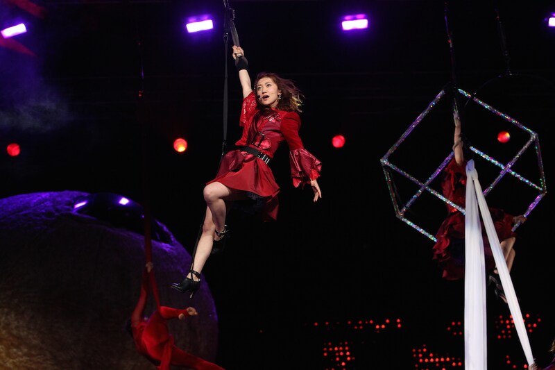 「UZA」のパフォーマンスでフライングに挑戦したAKB48。(c)AKS