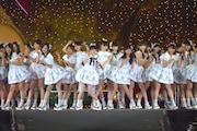 「ラブラドール・レトリバー」を初披露するAKB48。(c)AKS