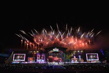 AKB48「AKB48単独 春コン in 国立競技場～思い出は全部ここに捨てていけ！～」の様子。(c)AKS