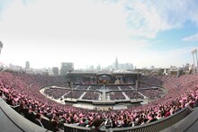 AKB48「AKB48単独 春コン in 国立競技場～思い出は全部ここに捨てていけ！～」の様子。(c)AKS