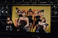 「ミステリーナイト！」をパフォーマンスするスマイレージ。