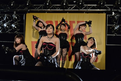 「ミステリーナイト！」をパフォーマンスするスマイレージ。