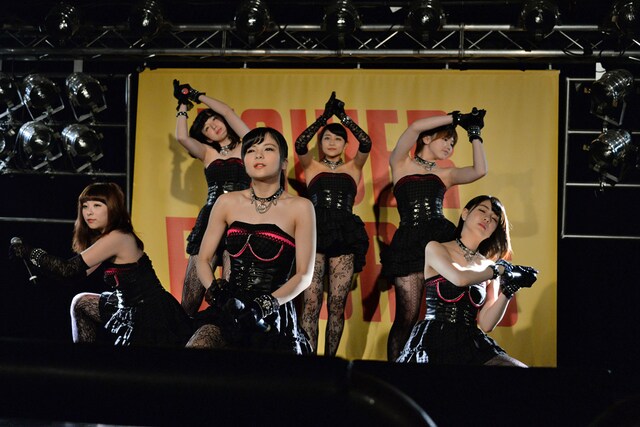 「ミステリーナイト！」をパフォーマンスするスマイレージ。