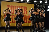 「ミステリーナイト！」をパフォーマンスするスマイレージ。